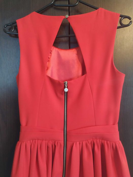 Rozkloszowana czerwona sukienka 36