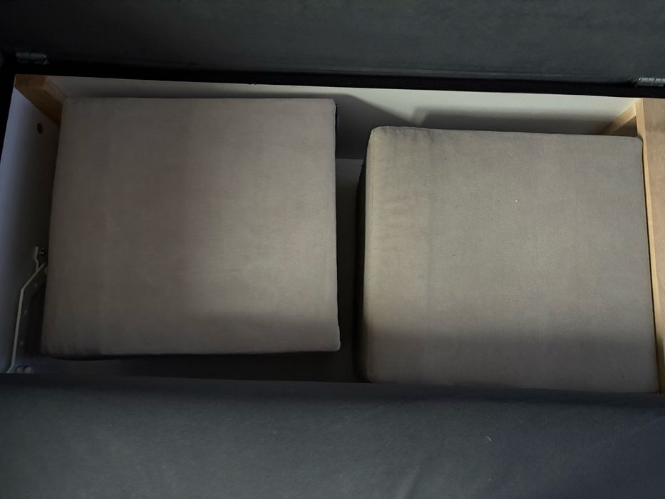 Kanapa rozkładana (poduszki  plus 2 pufy)