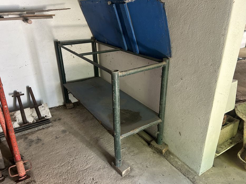 Material de construcao civil e várias bancadas de trabalho