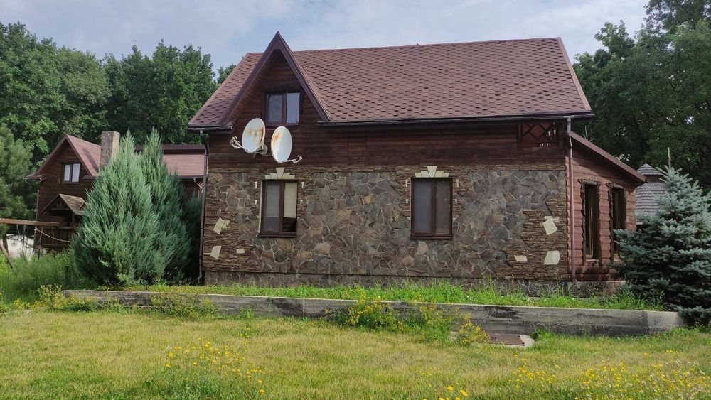 Продам усадьбу в Орловщине (3 дома на участке 40 соток)бассейн, беседка, камин