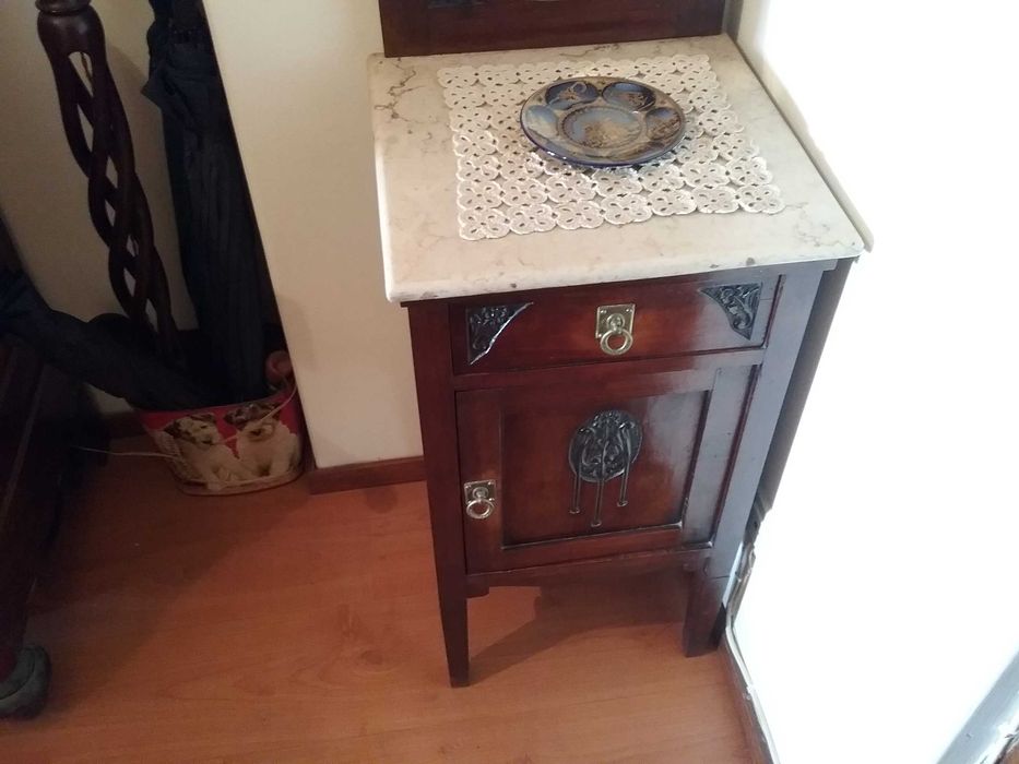 Mesa de cabeceira antiga e cadeiroes
