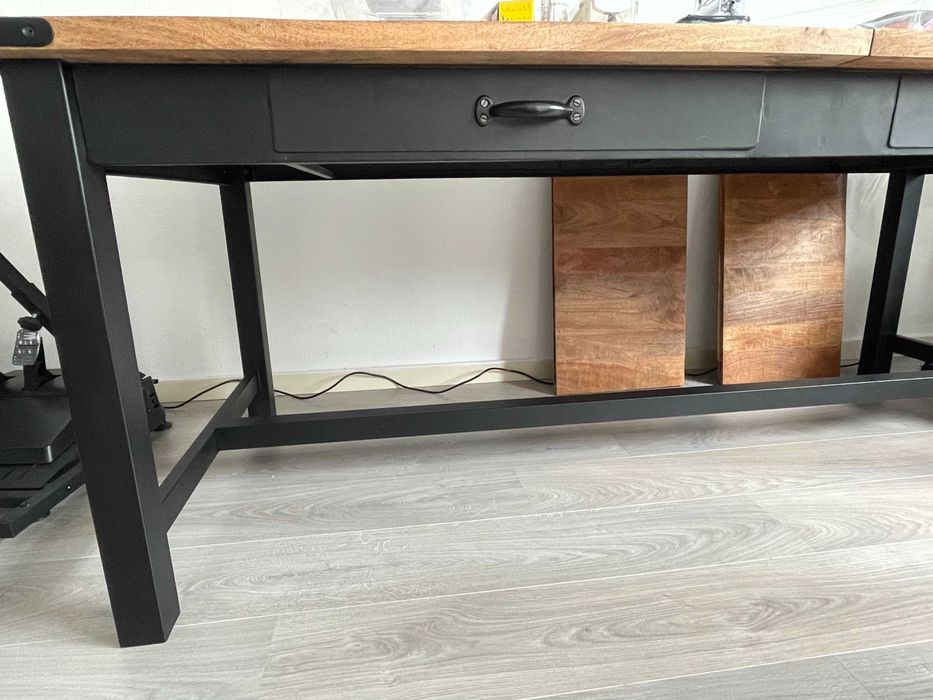 Mesa de jantar em mangueira e metal. 8-12 pessoas