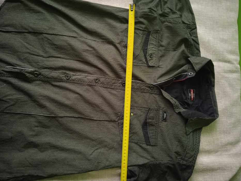 ciemna męska koszula w prążki zielono złota, modely L 41 / 42