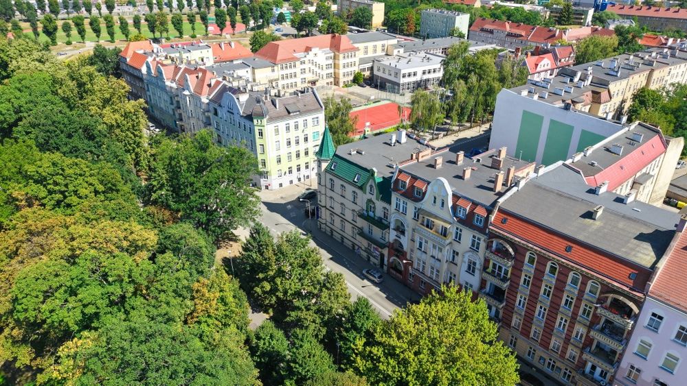 Centrum | 2 pokoje 74 m² | Duży balkon | Wysokie sufity | Słoneczne