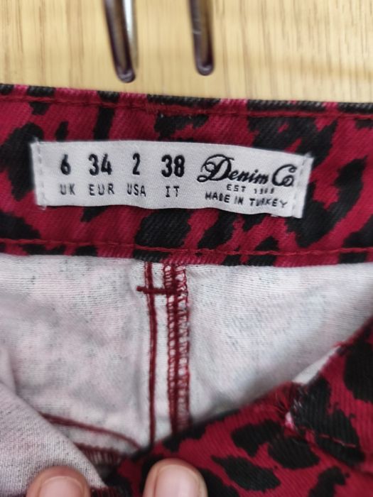 Mini saia tigrada com fecho