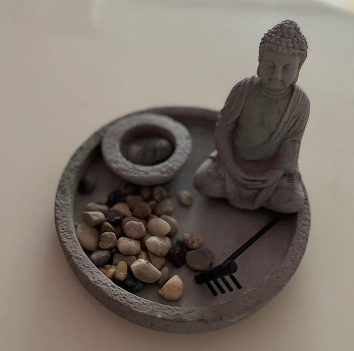 дзен-сад (Zen Garden) с фигурой Будды