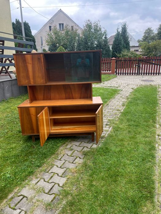 Zestaw starych mebli