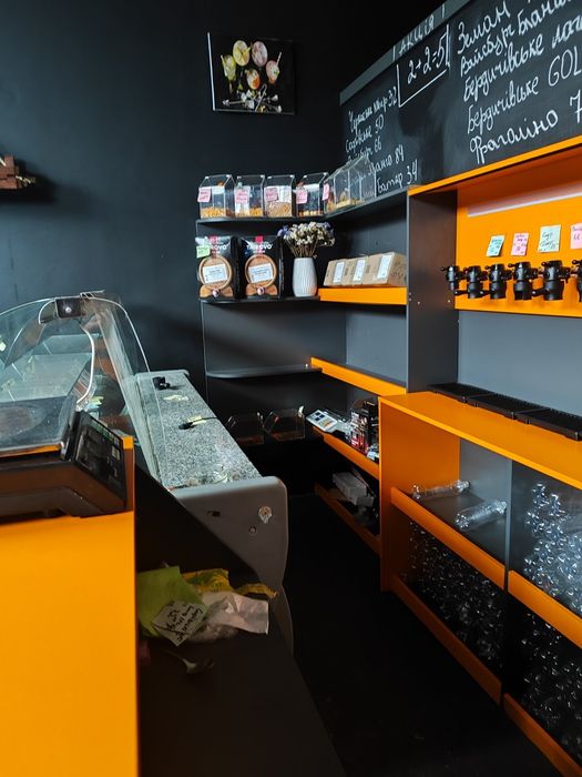 Торгівельне обладнання под пивний магазин.холодильники,стелажі,вітрин