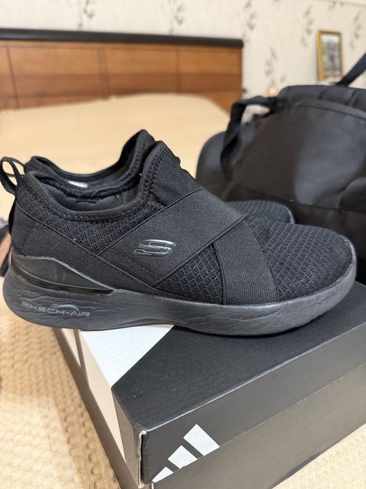 продам кросівки залові або бігові Scetchers