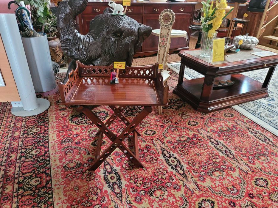 Mesa de apoio em madeira com tabuleiro amovível- ó