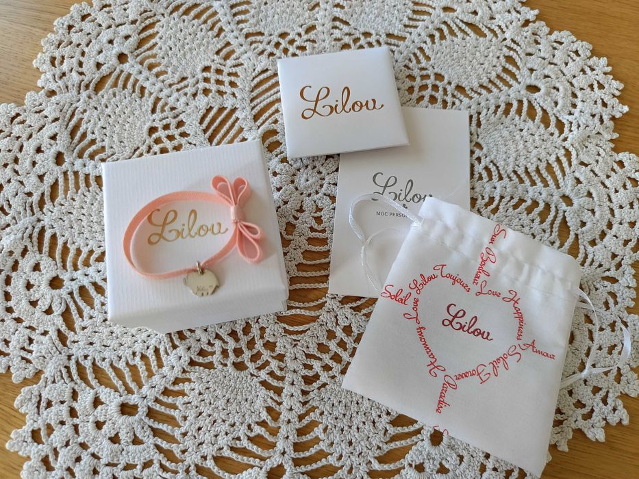 Bransoletka ze srebrnym słonkiem na pudroworóżowej wstążce lilou