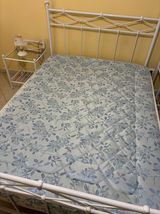 Cama com estrado e colchão