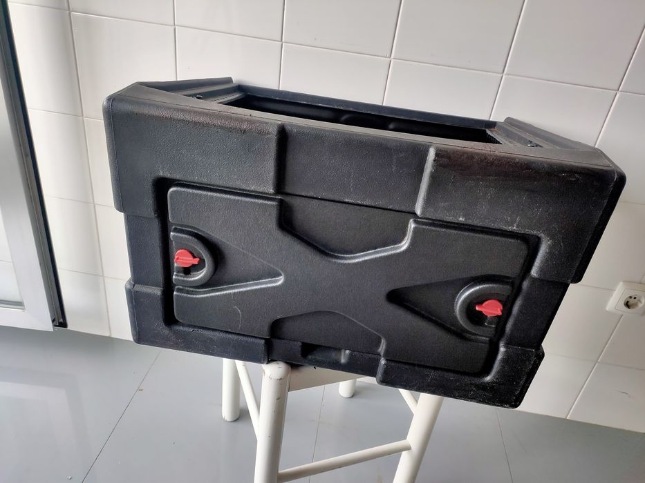 Rack SKB para DJ em excelente estado | Maia