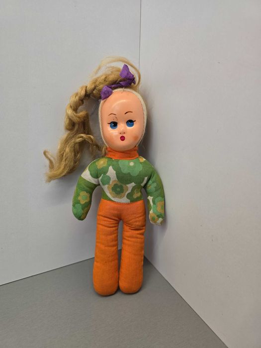 Stara kolekcjonerska szmaciana lalka.