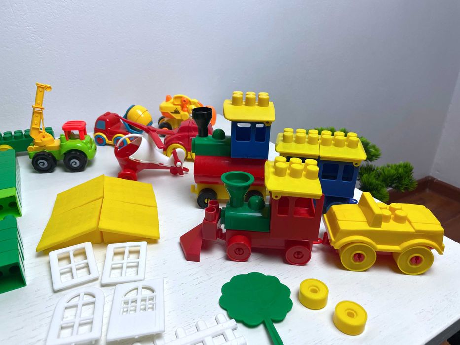 Duży zestaw plastikowych klocków (używane) + SAMOCHODZIKI