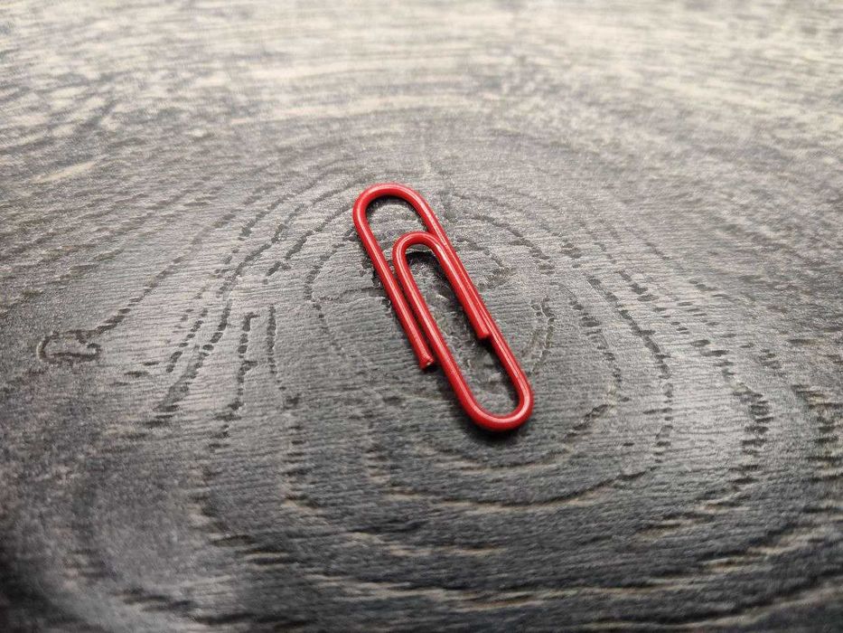 Одна червона скріпка / One red paperclip