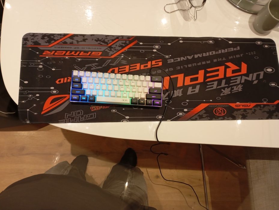 Teclado gamer e borracha de apoio