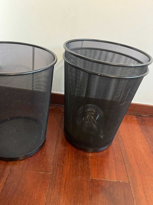 Baldes de secretaria pretos vendo 3 por 5 cada