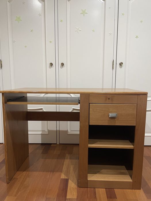 secretária de madeira com gavetas
