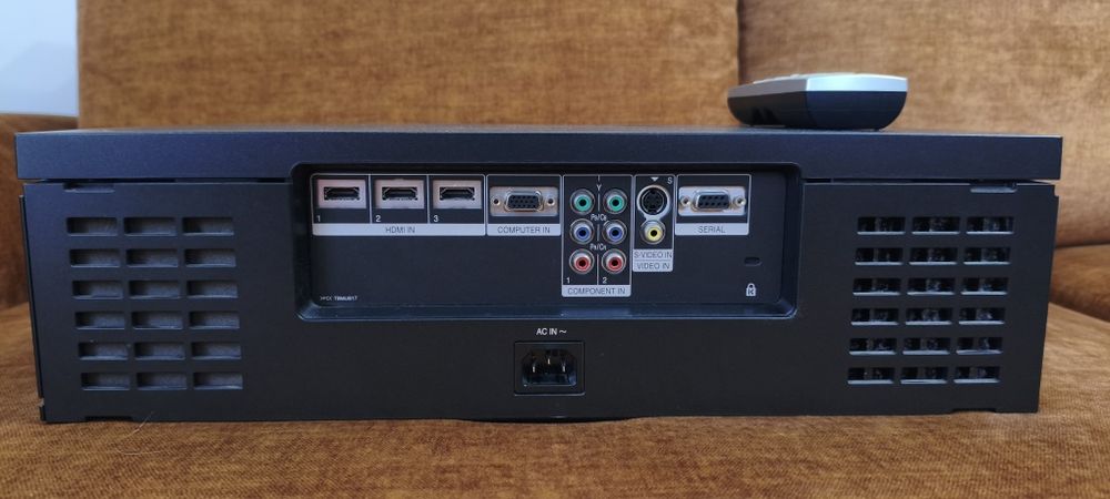 Projektor Panasonic PT‑AE2000E – Full HD do kina domowego