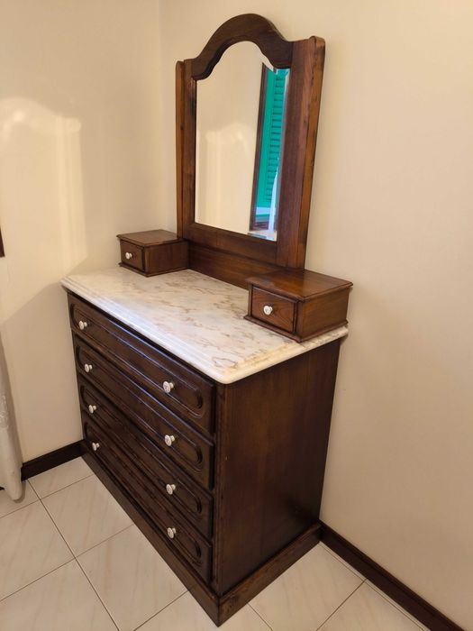 Quarto de Casal Completo em Madeira Maciça com Mármore – Excelente Estado