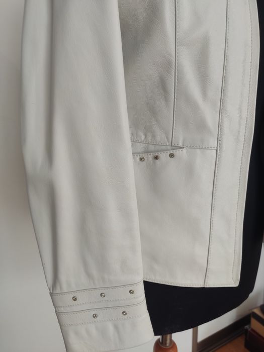 Biała kurtka skórzana
