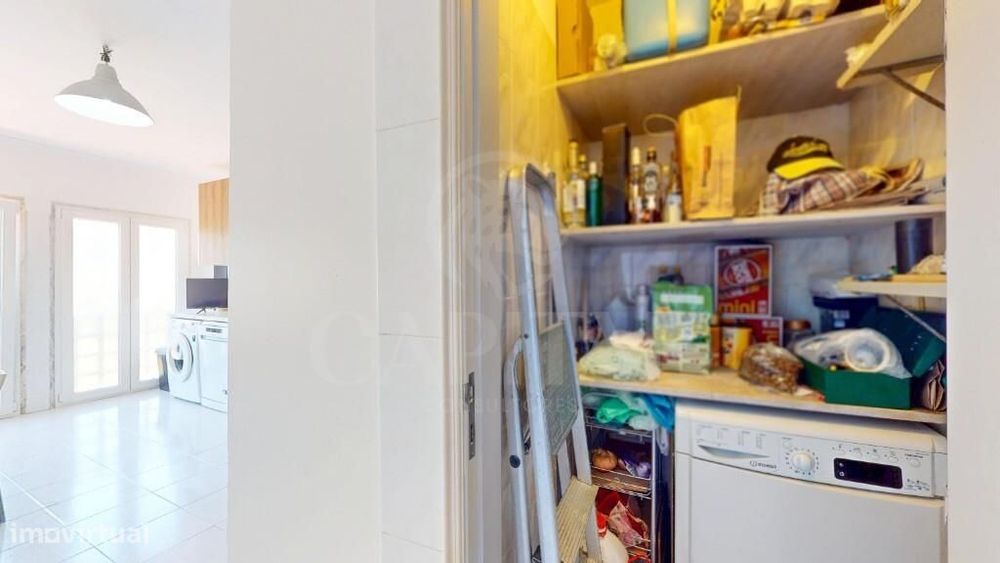 Apartamento T2 totalmente remodelado, com garagem e arrecadação, em Ca