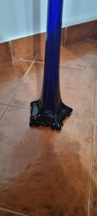 Solitário ou jarra fina de cor azul cobalto