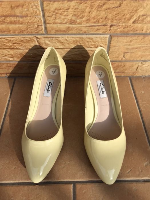 Żółte lakierowane buty czółenka od Clarks w roz 41