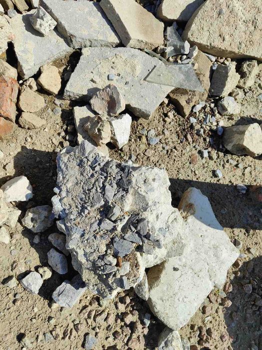 Бій демонтованої стяжки на підсипку дороги. Кирпич битый