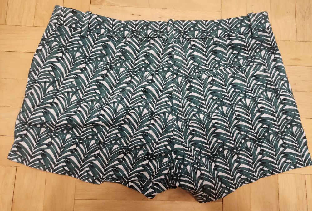 Spodenki krótkie we wzory liście