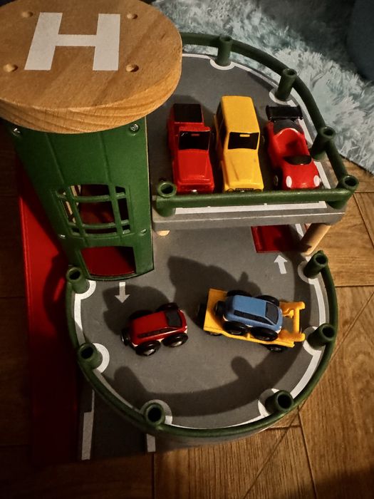 Parking Brio kolejka gratis samochody stan bardzo dobry