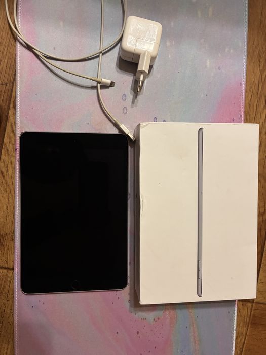 iPad mini 4 128GB Wi-Fi Silver — Полный комплект, отличное состояние