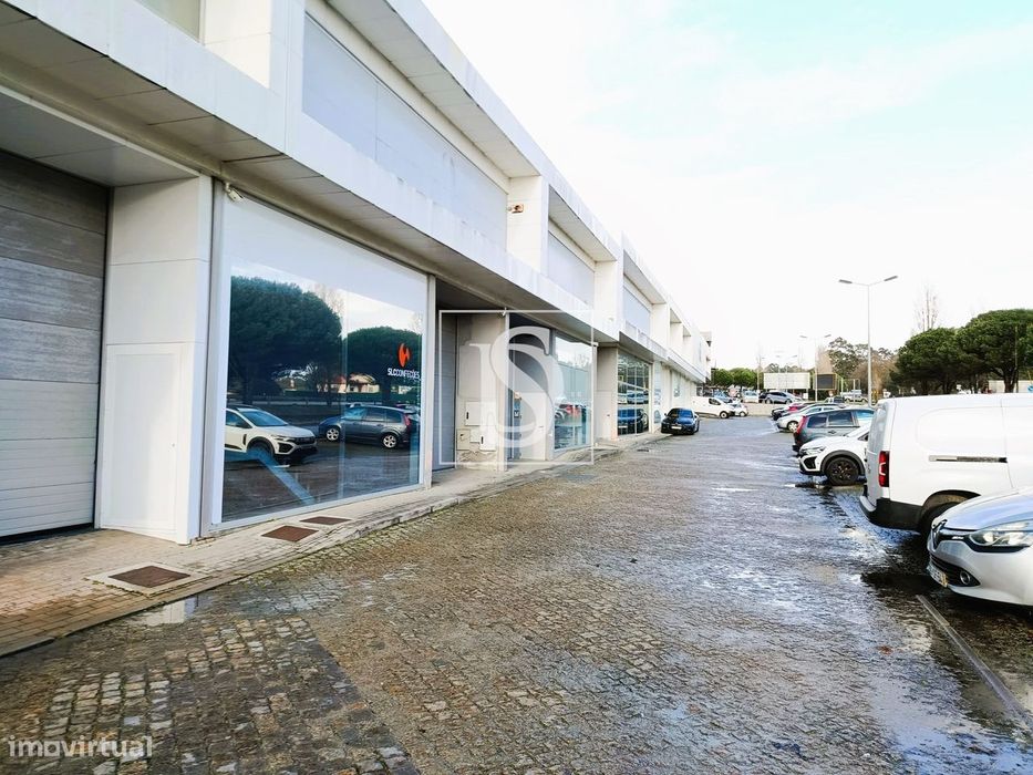 Armazém Industrial em excelente localização, junto ao nó de acesso à A