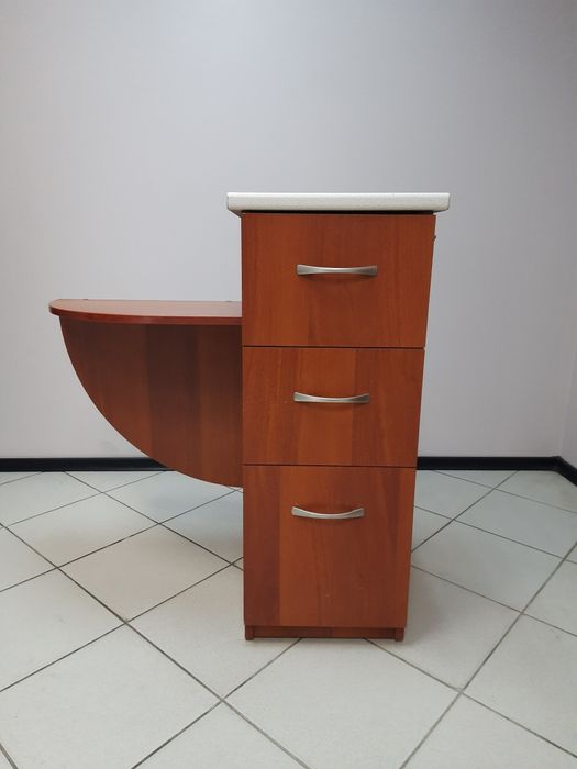 Кресло мастера, кресло клиента, зеркало