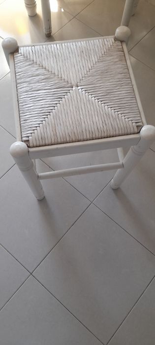 Mesa de cozinha extensivel ate 1,55m. Quatro cadeiras e um banco.