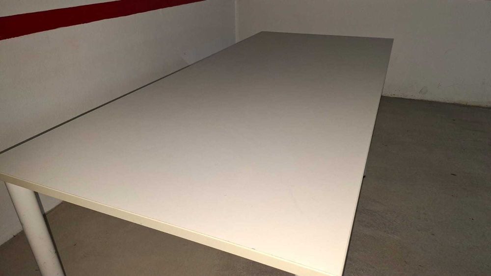 Vendo conjunto de 3 bancadas de trabalho robustas e funcionais, ideais para oficina, garagem, armazém ou espaço de bricolage.
