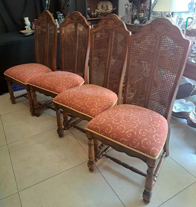 Conjunto de quatro cadeiras antigas