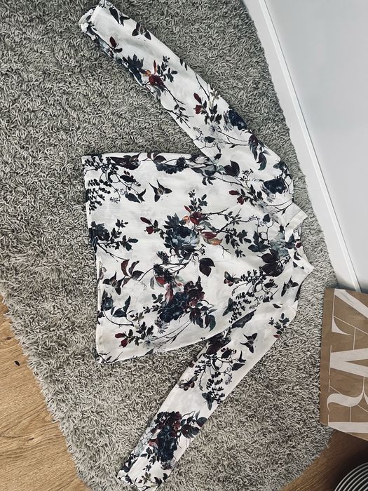 Stradivarius rozm S piekna koszula w kwiaty kwiatowe z golfem biala