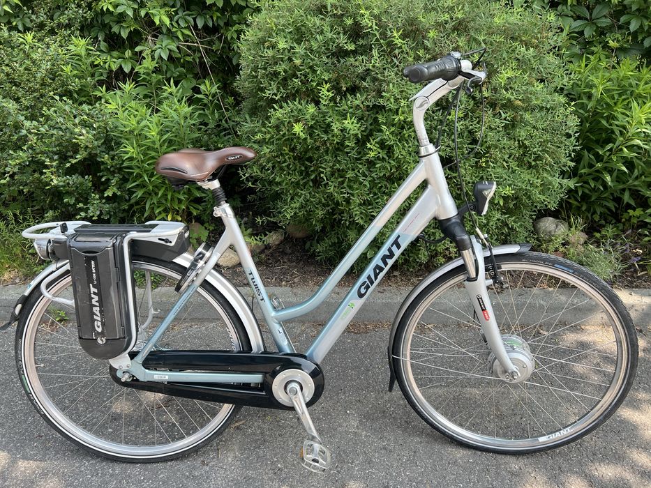 Aluminiowy rower elektryczny GIANT TWIST 36V HYBRID nexus 7 /A