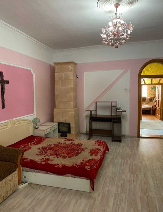 Здається будинок можливо на  дві родини.