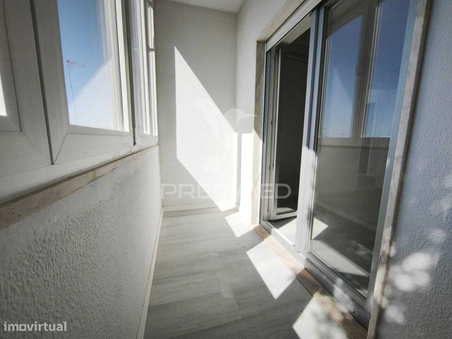 Apartamento T2 Remodelado com Arrecadação e Vista Rio – Setúbal