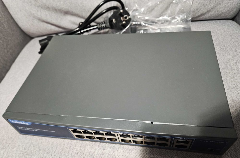YuanLey Switch 18 Portowy Gigabit PoE with 2x Uplink 16 PoE+ Port 1000