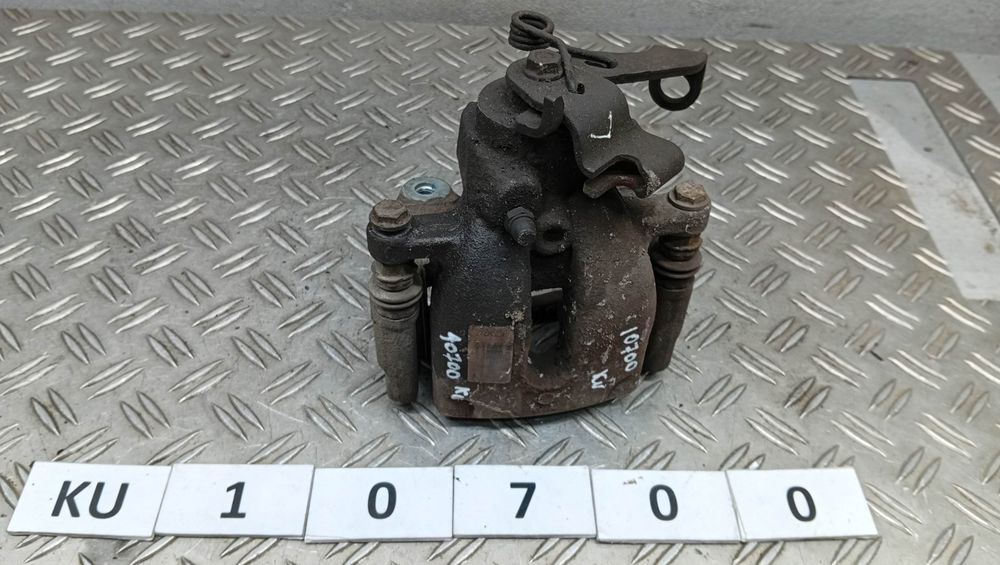 Peugeot/Citroen 3008 09- супорт гальмівний зад LH KU10700 32054052
