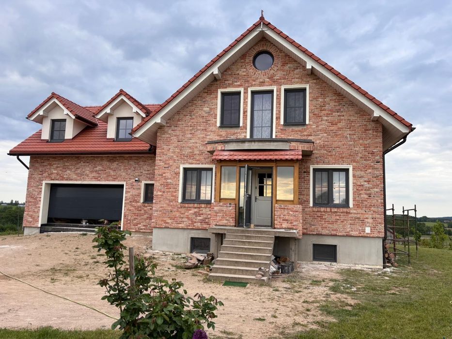 Płytki z cegły rozbiórkowej – od producenta cięcie, sprzedaż, klejenie