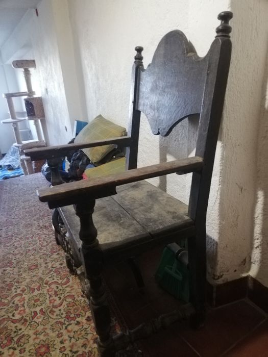 Cadeirão antigo precisa de lipeza