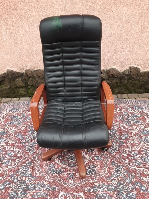 Продам крісло шкіряне