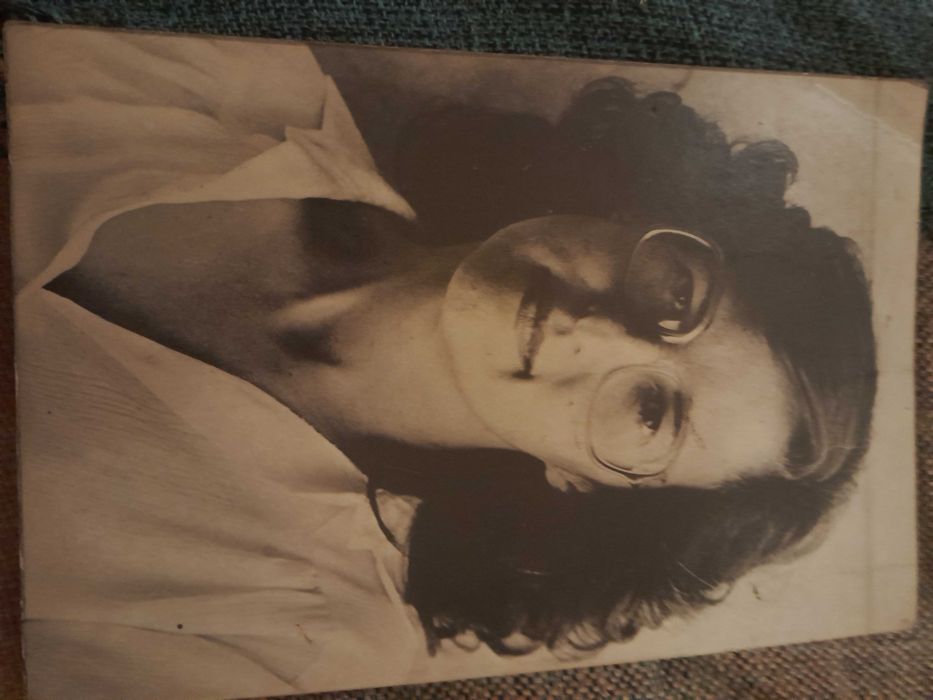 Paisagem com mulher e mar ao fundo