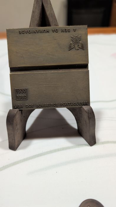 Vendo medalhas antigas