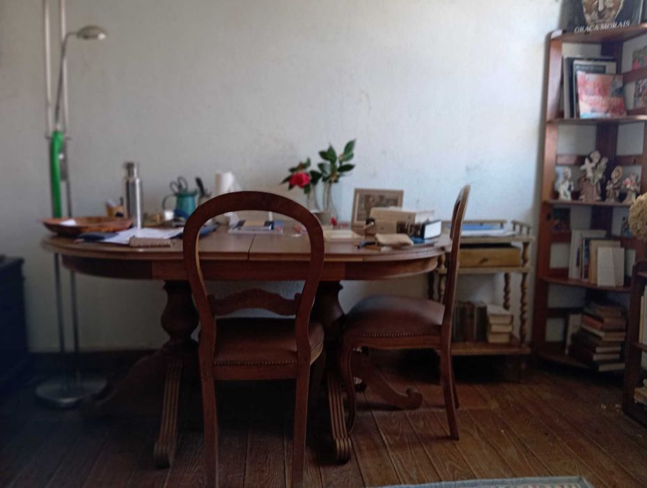 Mobilia de sala em castanho, louceiro, mesa, 6 cadeiras, muito bom estado